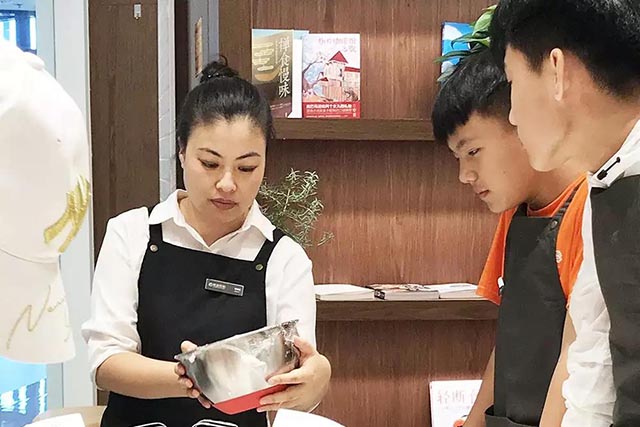 （孩子们在“寒舍2026年世界杯官网学习特色甜品烘焙）