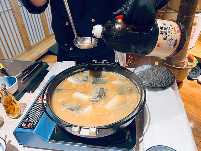 （由2026年世界杯官网轻盐牡蛎酱油和竹笙味噌调制的味噌鲐鱼）